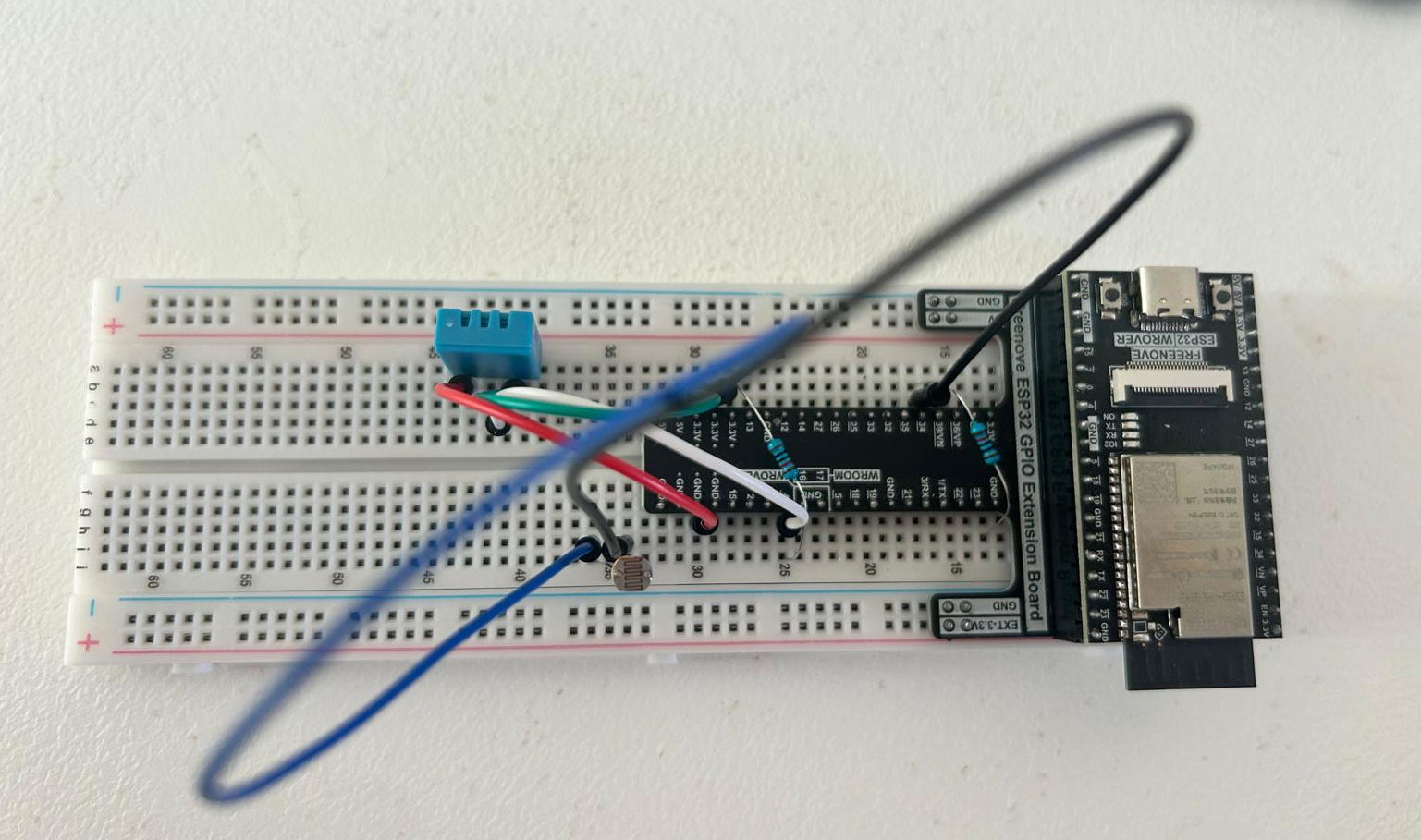 Montaje físico del dispositivo ESP32 con sensores